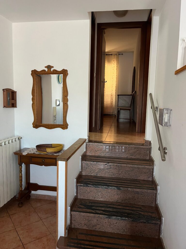 foto casa vacanze scale accesso a camere
