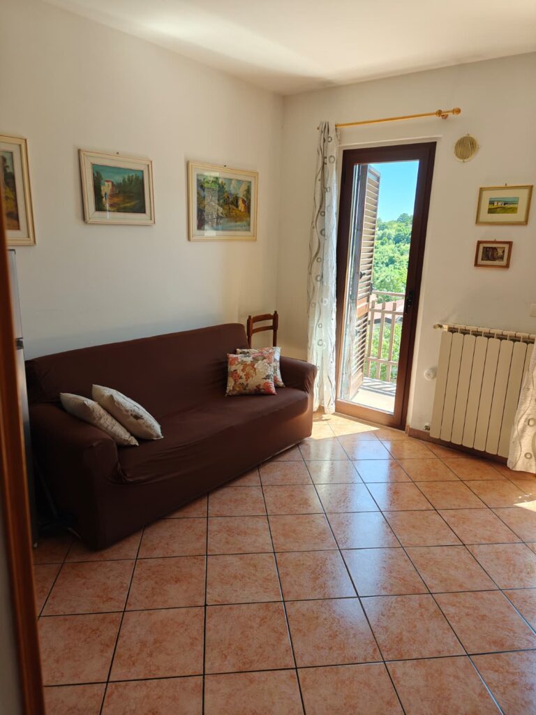foto casa vacanze divano e balcone